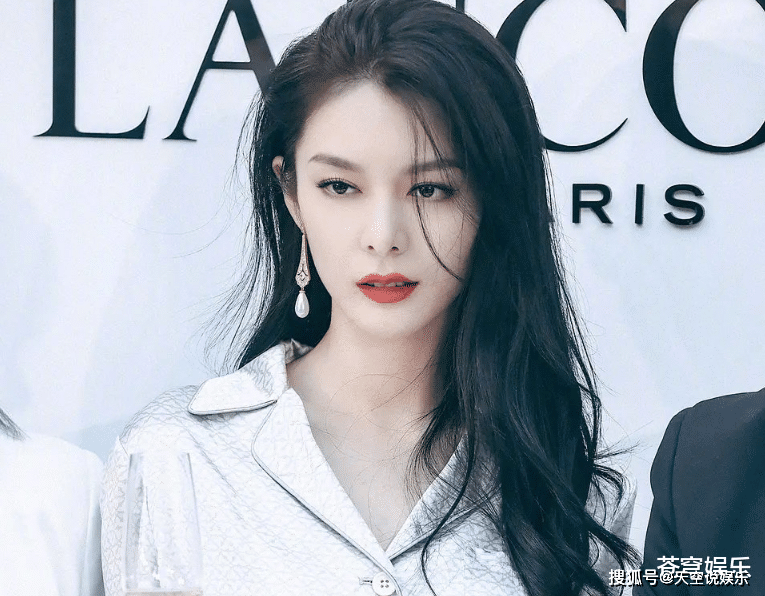 必一运动：
傅菁现身运动生图流出 路人镜头下气质好绝 小说女霸总有脸了！(图2)