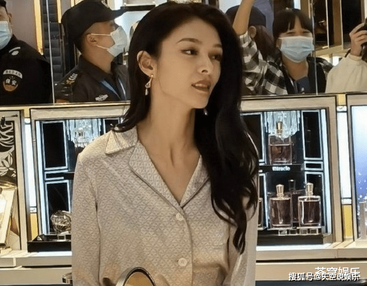 必一运动：
傅菁现身运动生图流出 路人镜头下气质好绝 小说女霸总有脸了！(图4)